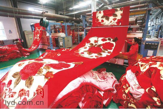 海鑫毛毯纺织生产车间,工人正在加紧生产一批海外订单产品