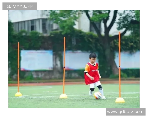 百名足球小将挑战三位国际球星谁能笑到最后谁将成就传奇