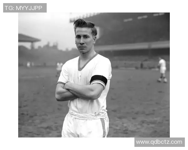 足球传奇球星珍藏版纪念品展示：致敬历史经典瞬间的艺术品收藏